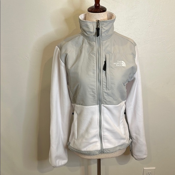 THE NORTH FACE DENALI WOMENS JACKET XS ( small would fit) exc cond 
White/ Grey - Picture 2 of 12